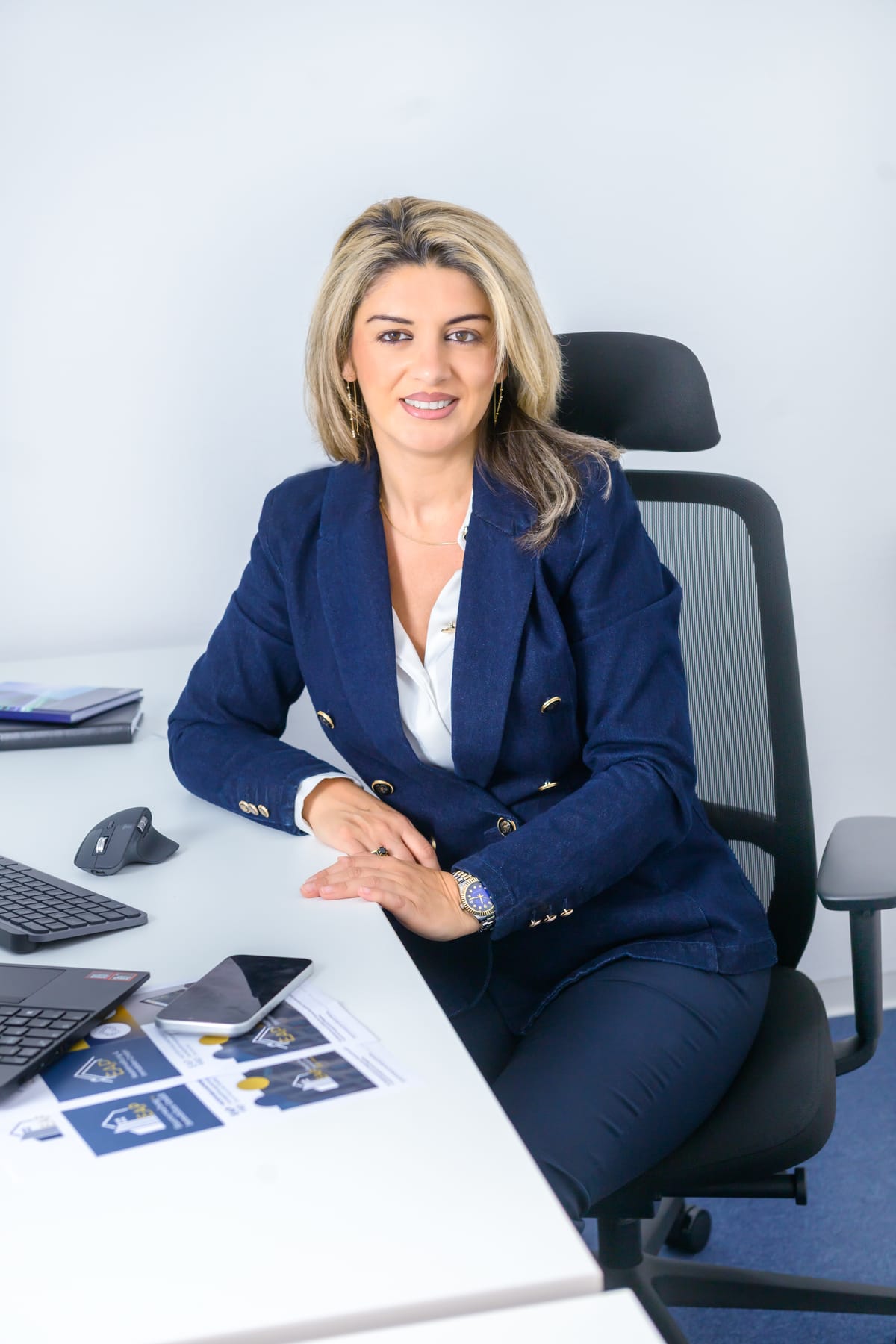 Aida Paul an ihrem Arbeitsplatz