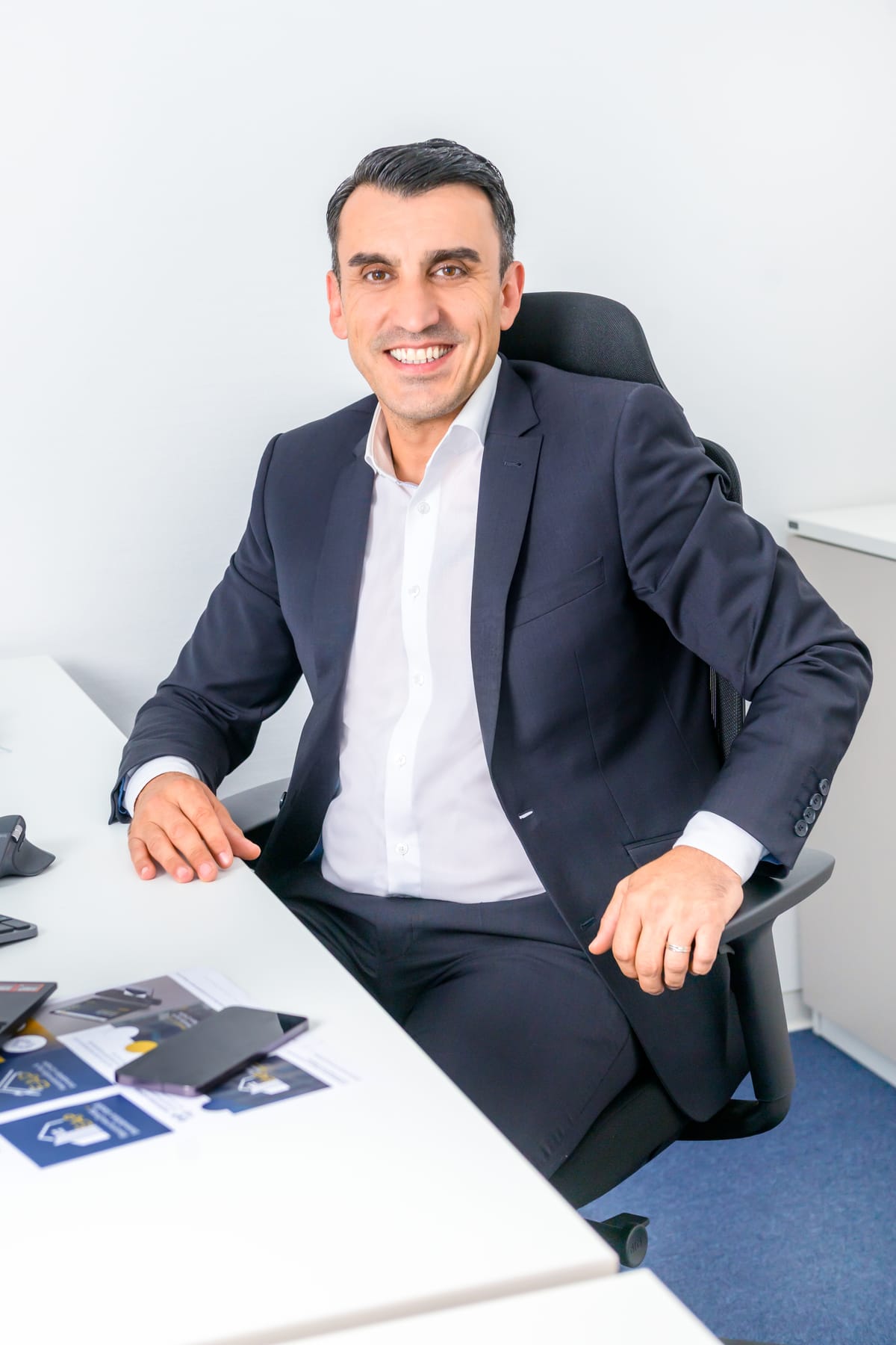 Enel Paul an seinem Arbeitsplatz